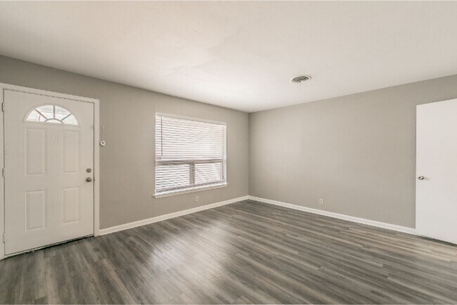 Building Photo - 7513 Maple Dr