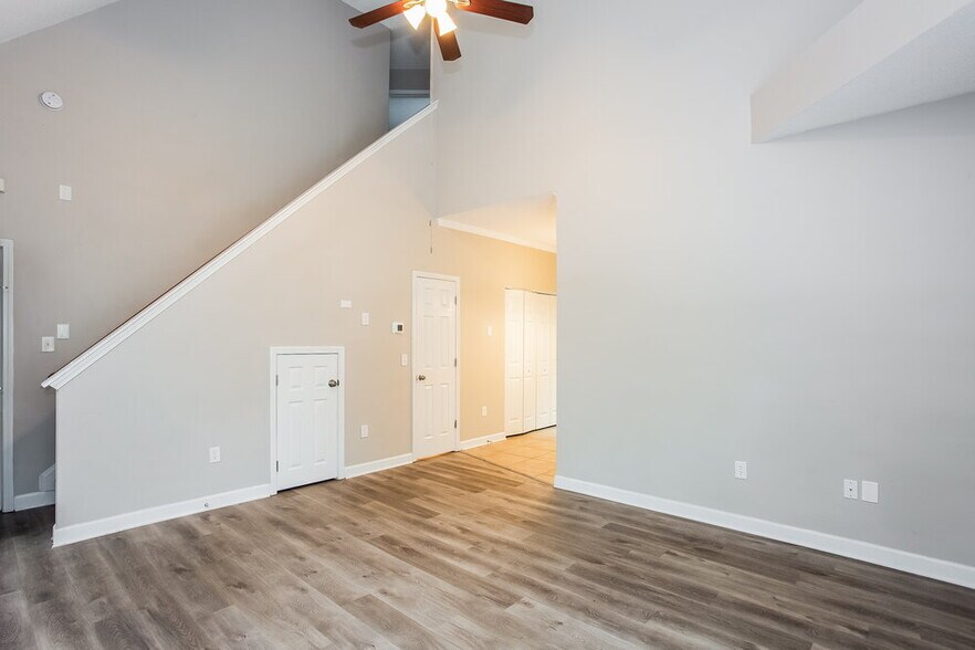 Building Photo - 711 Continental Dr