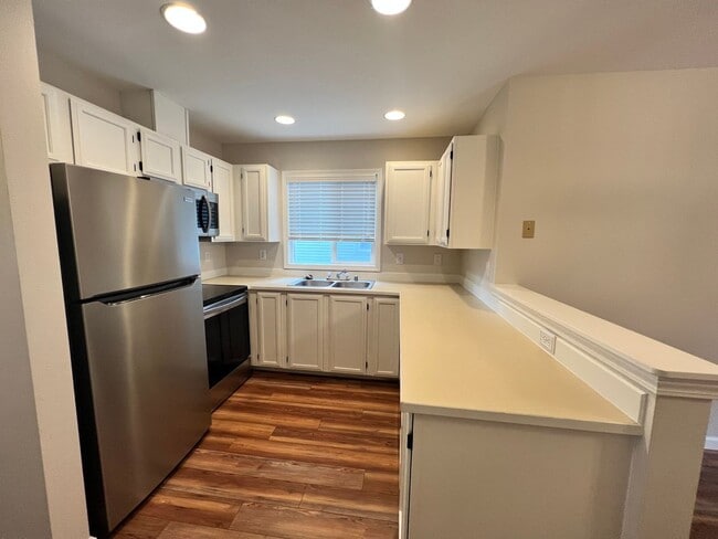 Building Photo - Gorgeous 2 Bed 1.5 Bath Condo For Rent