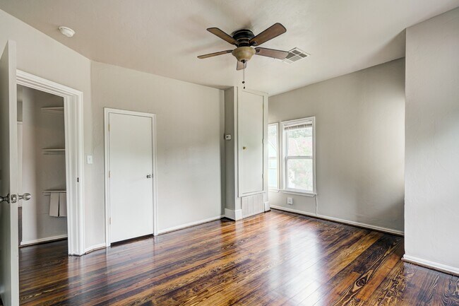 Building Photo - Stylish & Convenient Living Near OU !