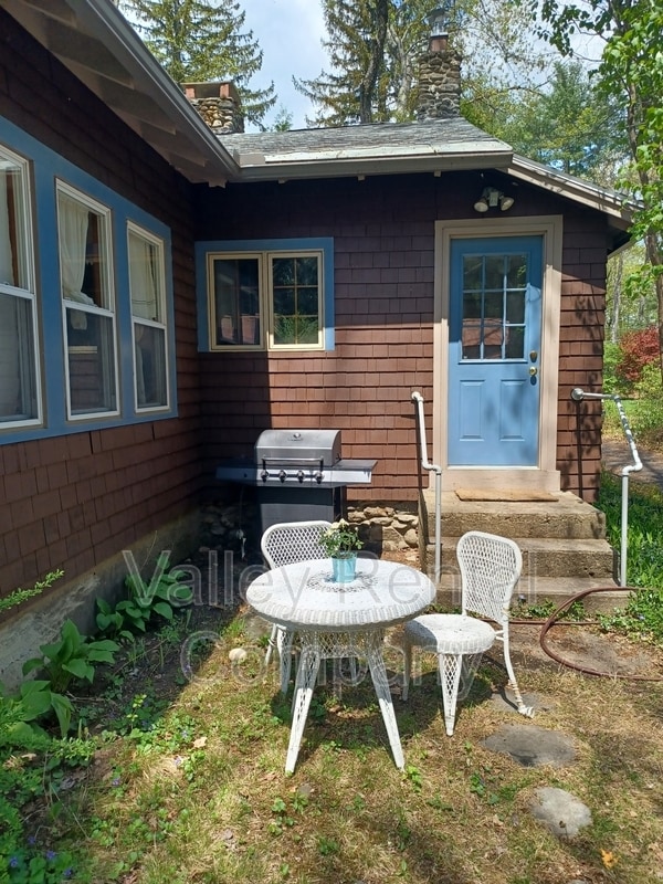 Building Photo - 323 Pelham Rd