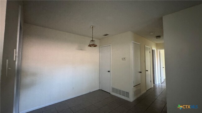 Building Photo - 2109 Hinkle Ave