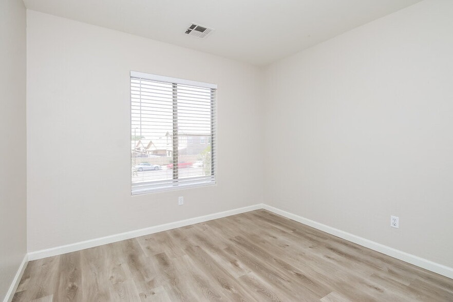Building Photo - 125 N 22nd Pl