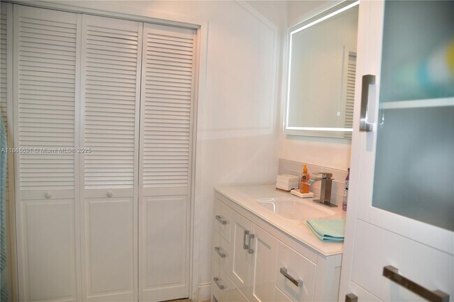 Building Photo - 3725 S Ocean Dr