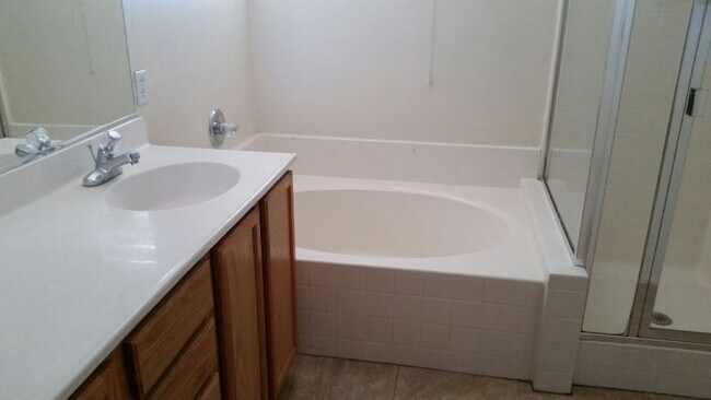 Building Photo - 4 Bedroom home for rent