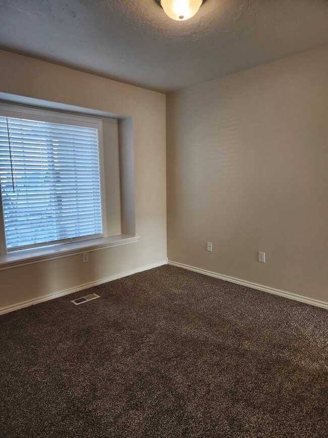 Building Photo - "Charming 4-Bedroom Boise Retreat with Cozy Fireplace and Spacious Living!"