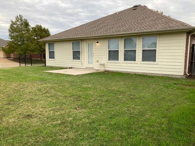 Building Photo - 4 Bedroom, 2 Bath Corner Lot House in Burl...