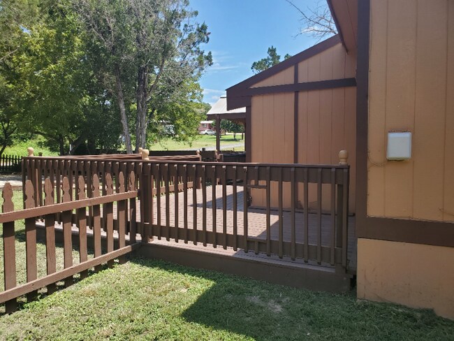 Building Photo - 100 Skyview Dr