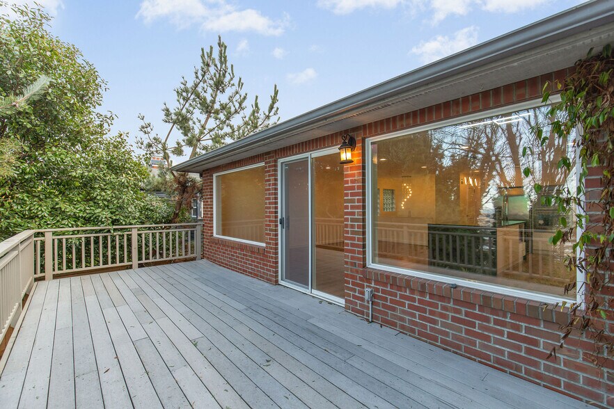 Building Photo - 4403 Powell Pl S