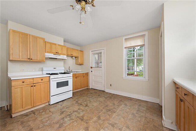 Building Photo - 318 Sprott Way