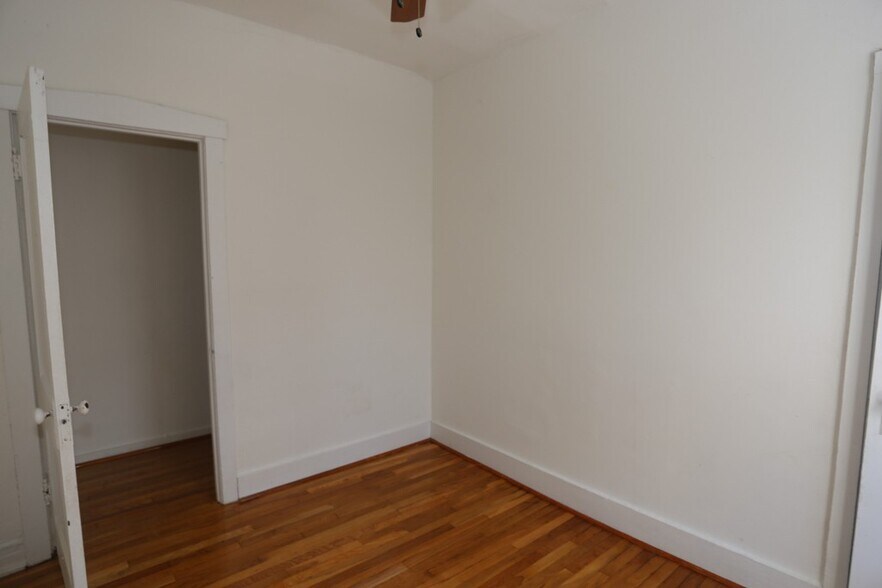 Building Photo - 913 W Sunnyside Ave