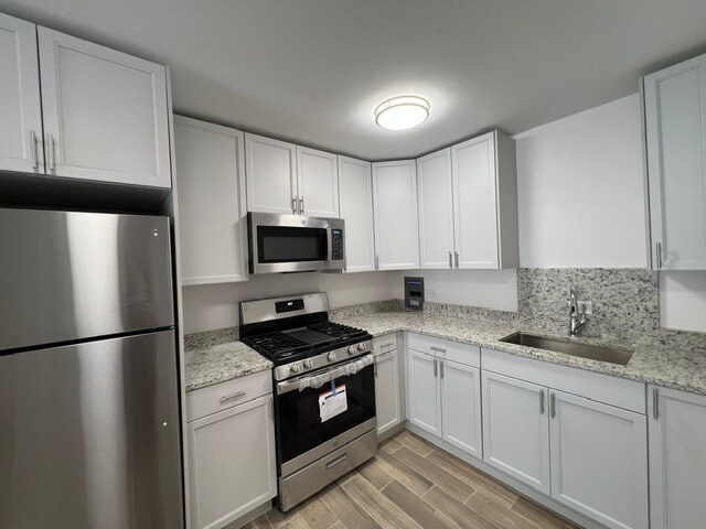 Building Photo - 2401 W Balmoral Ave