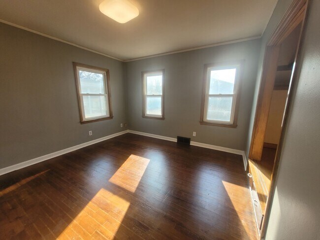 Building Photo - 2405 Maple St
