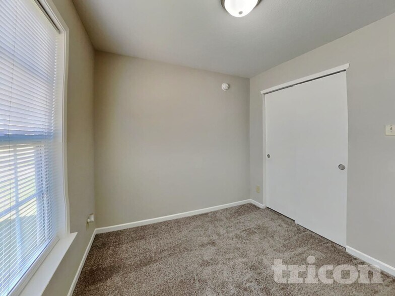 Building Photo - 695 Cross Wind Dr