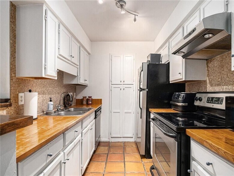 Building Photo - 3307 Pine Heights Dr NE