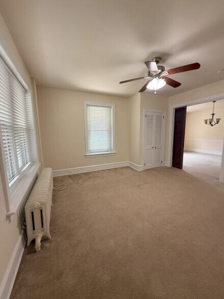 Building Photo - 405 Maple Ave