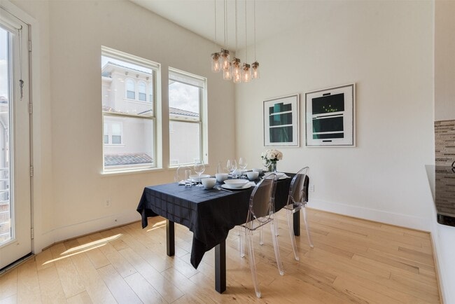 Building Photo - 5429C Hidalgo St