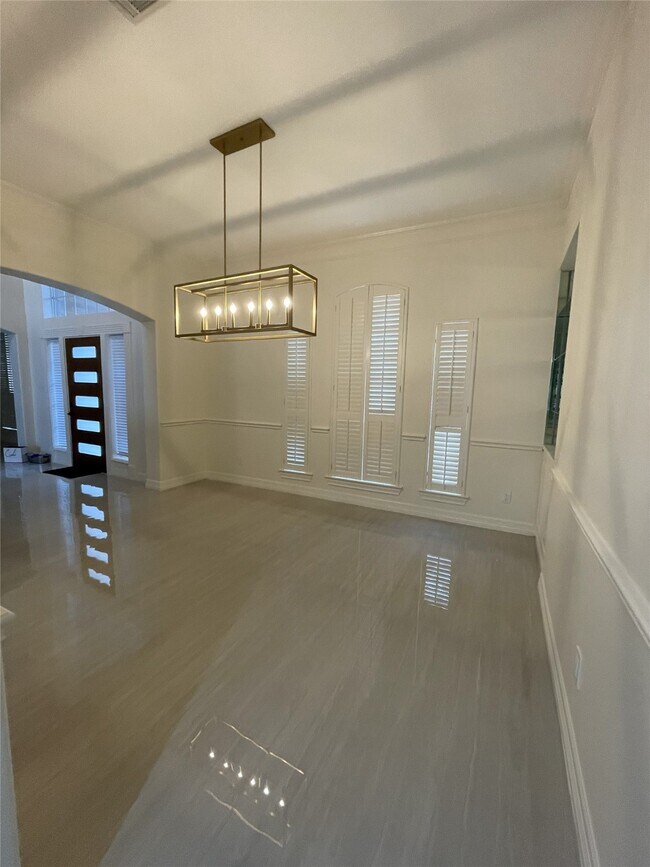 Building Photo - 5622 Lake Pl Dr