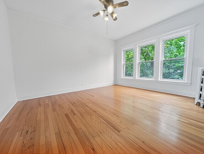 Building Photo - Large 3-bed/1-bath Apartment in the Heart of Rogers Park!