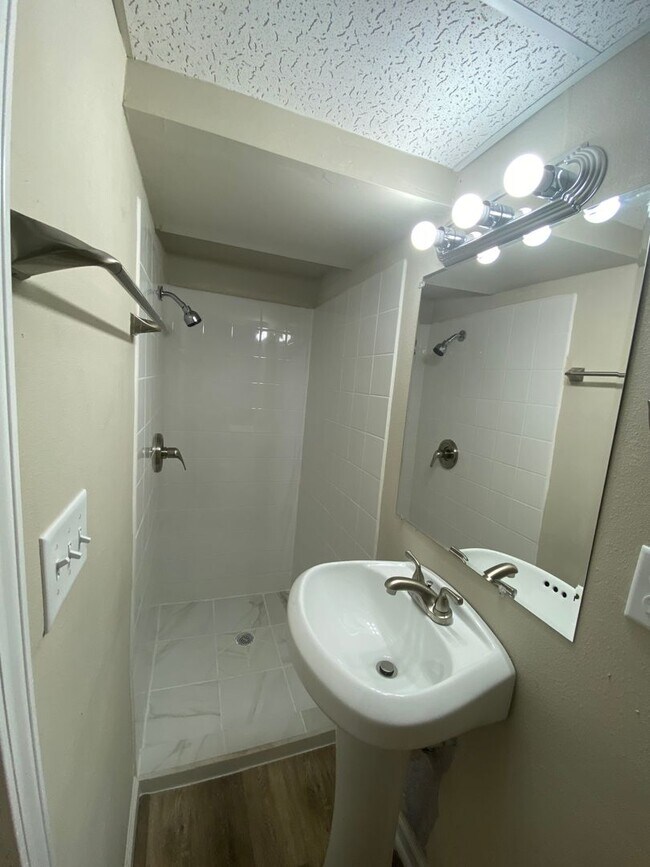 Building Photo - Updated 3 Bedroom 2.5 Bathrooms