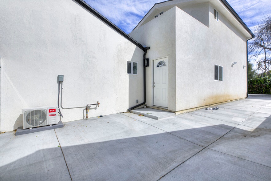 Building Photo - 15557 Wyandotte St