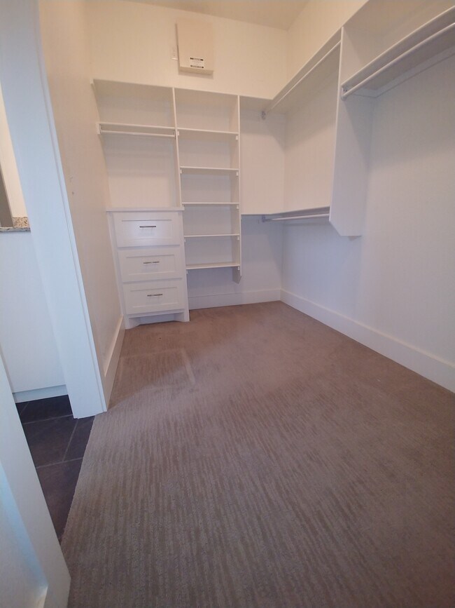 Building Photo - 5802 W Redbud St