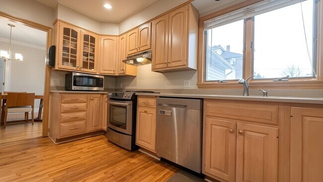 Building Photo - 27 Noble St