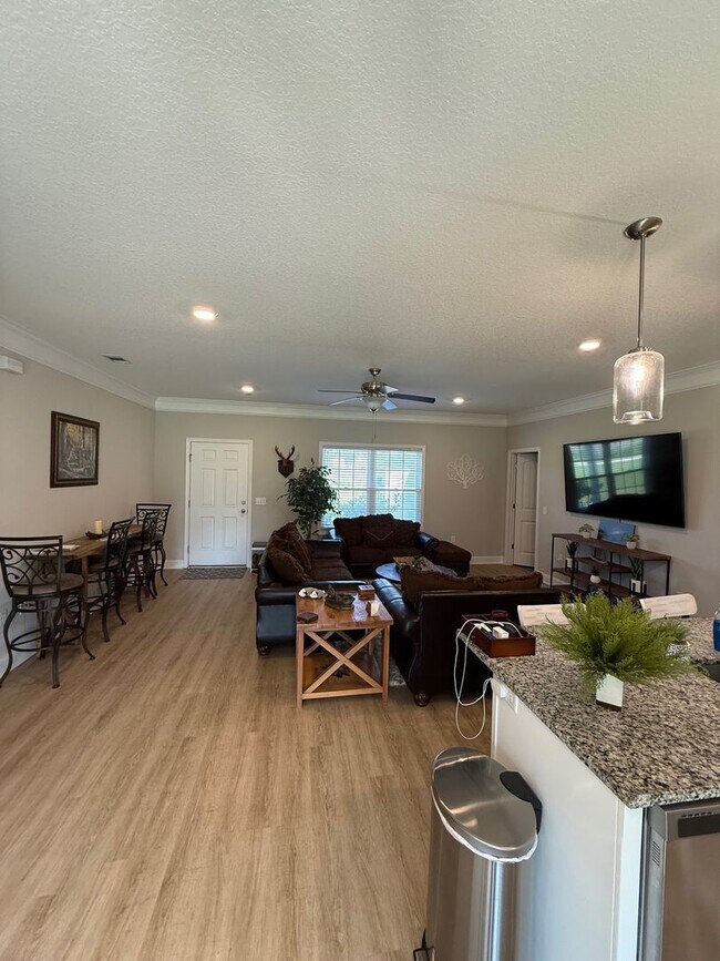Building Photo - MOVE IN SPECIAL $400.00 OFF FIRST MONTH RE...