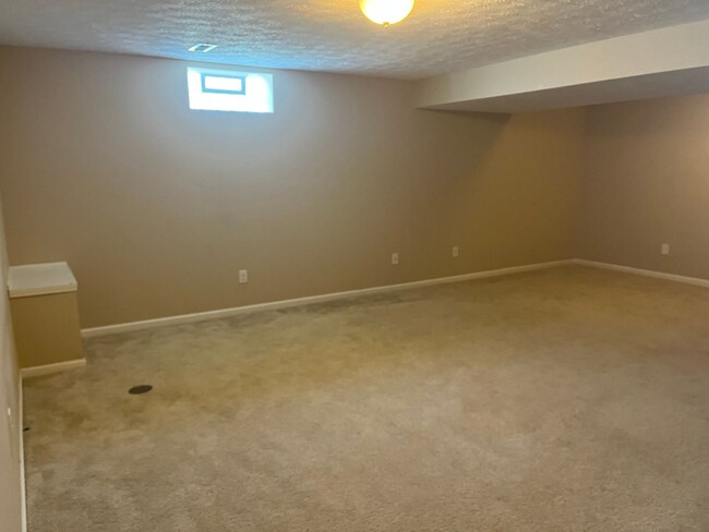 Building Photo - Modern and huge 4bed/2.5bath home availabl...