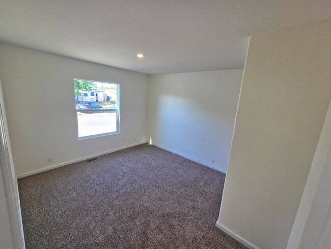 Building Photo - 590 E Kinney St