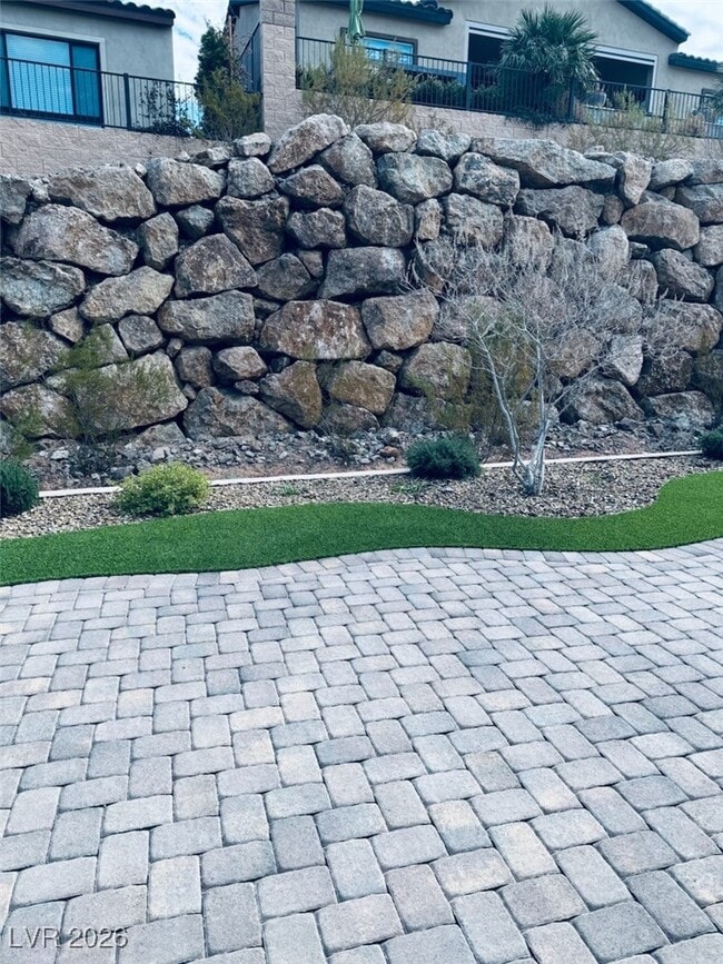 Building Photo - 92 Lake Oasis St