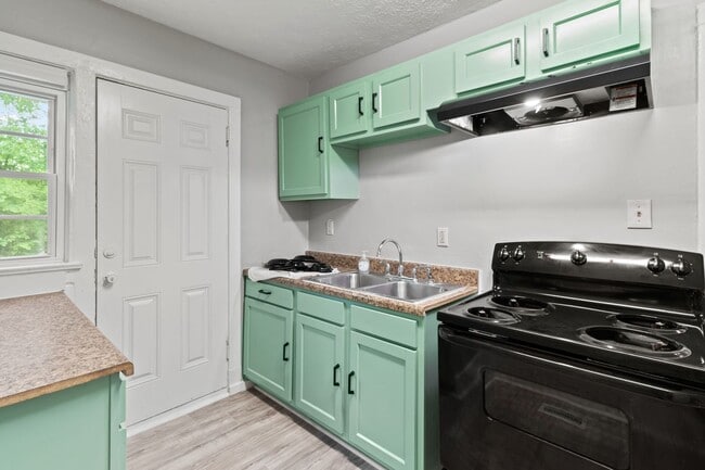 Building Photo - For Rent - $1195.00 2 bedroom/1 bath Duplex unit