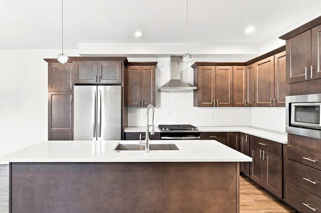 Building Photo - $3,740.95 - 4 bed, 3.5 bath Updated Townhome in Englewood!