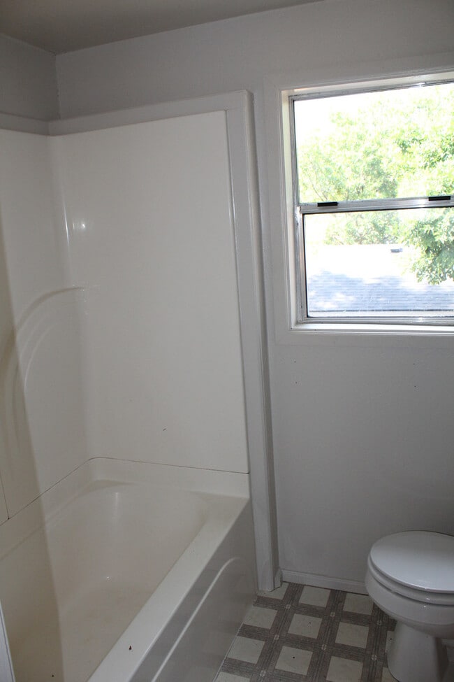 Building Photo - 1518 Siskiyou St