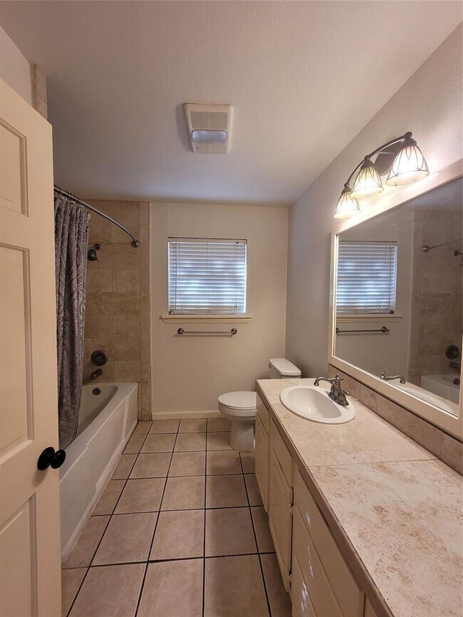 Building Photo - 306 E Anderson Ave