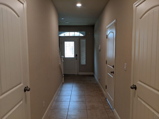 Building Photo - Newer construction home with open floor plan and nice upgrades. Clovis unified schools.