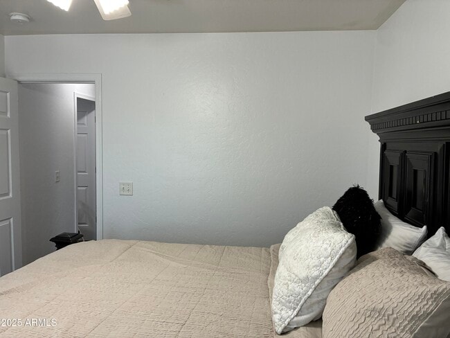 Building Photo - 13438 W Rose Ln