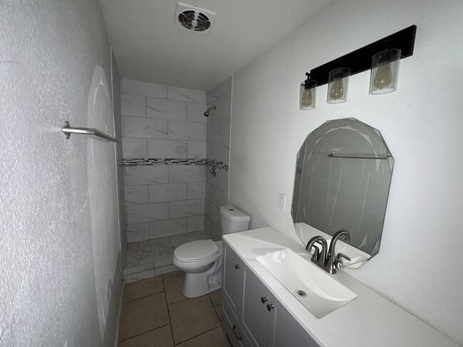 Building Photo - Maryvale 4 bedroom with RV gate and garage