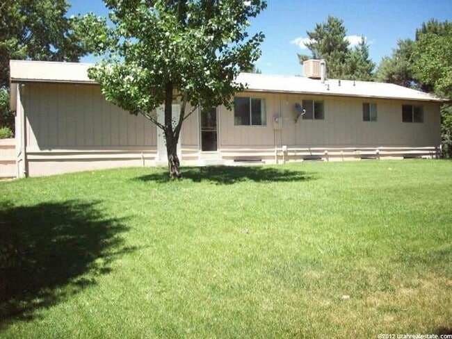 Building Photo - Great 5 Bed 3 Bath Rambler Home in Sandy