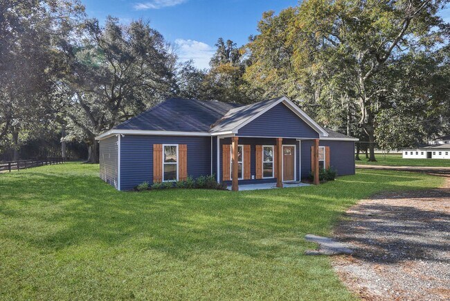 Building Photo - Spacious 3 Bedroom Home with Bonus Suite i...