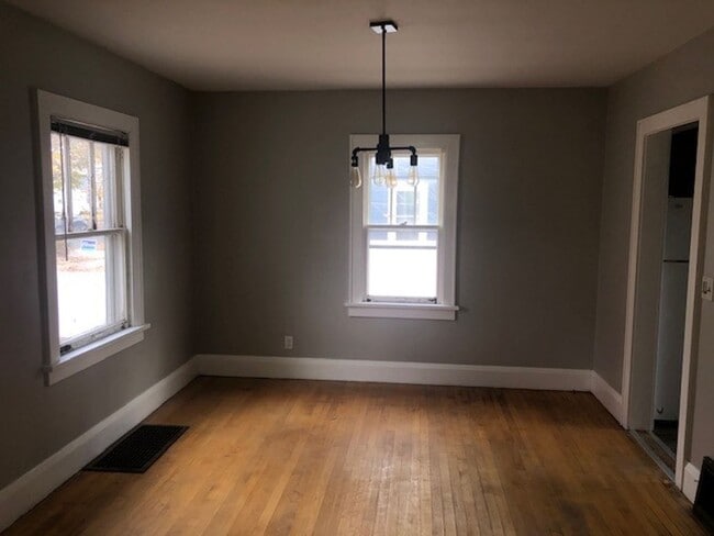 Building Photo - $1,350| 3bd 2Ba|1621 Badger | Available 11...