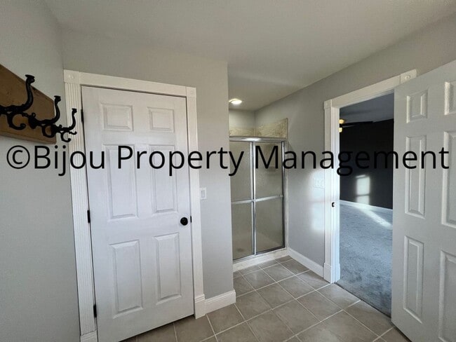 Building Photo - Spacious Country Living!