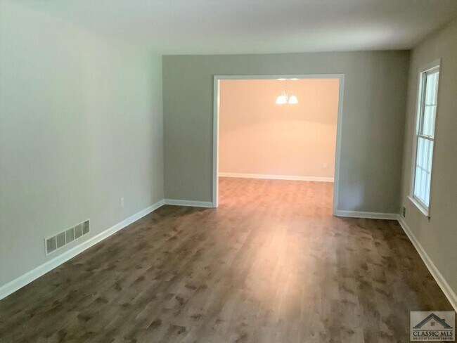 Building Photo - 3br Home East Athens For Rent