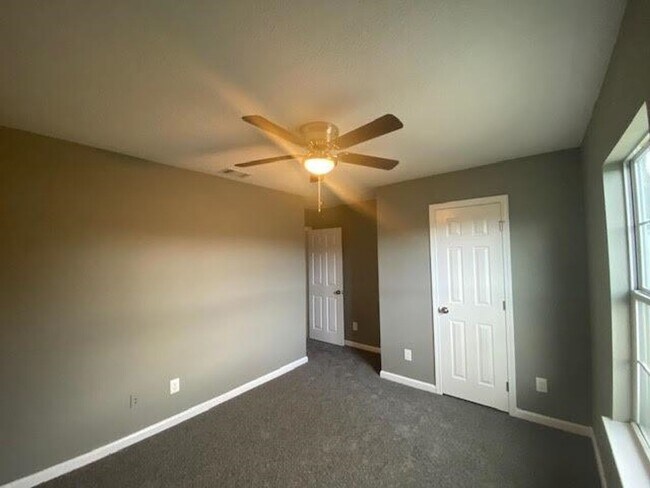 Building Photo - 4 Bed 2 Bath New Fenced in Yard In Kingsla...