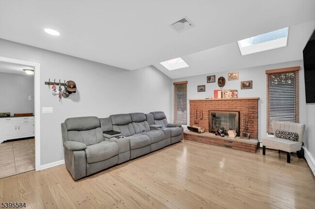 Building Photo - 15 Sweetwood Ct