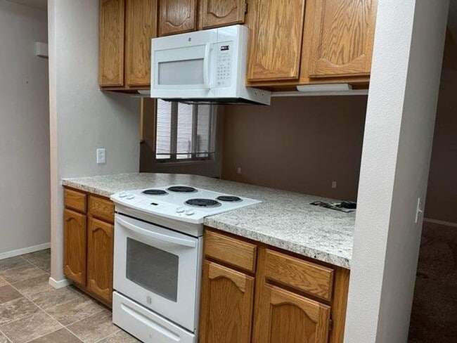 Building Photo - 2 story condo with single car garage- cat ...