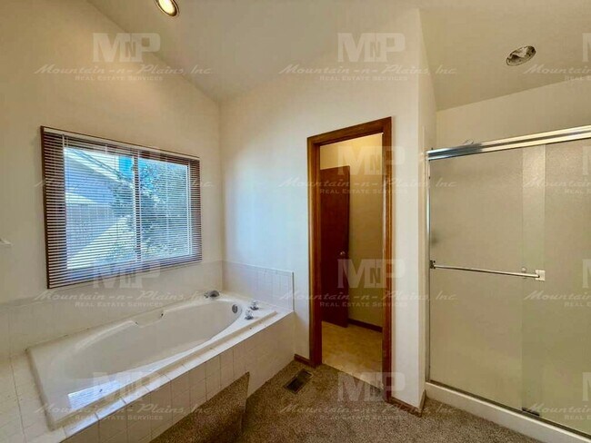 Building Photo - 4400 Vista Dr