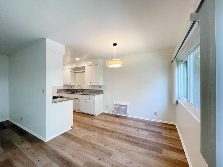 Building Photo - Oakland Manor