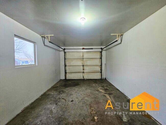 Building Photo - Freshly Renovated Duplex: 2 Bedrooms, 1.5 Bathrooms, w/ Fenced Backyard