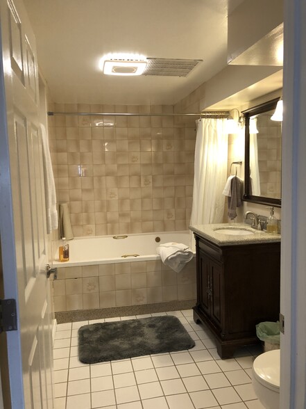 Spa tub in private bath - 804 E Edison Ave